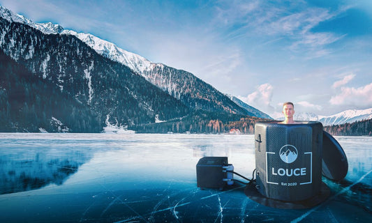 deux hommes qui prennent un bain froid pour aider à la récupération