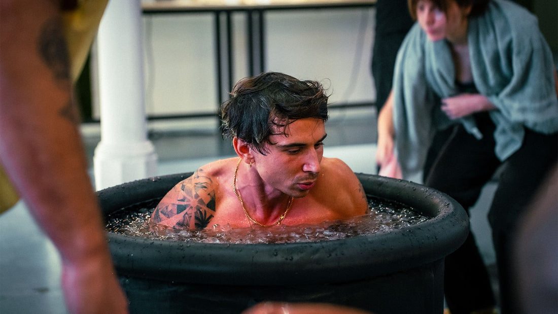 Homme qui profite des bienfaits des bains froids