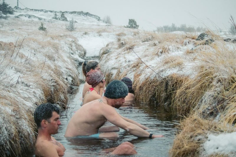 un homme qui se demande si il doit pratiquer la respiration Wim Hof lors des bains froids