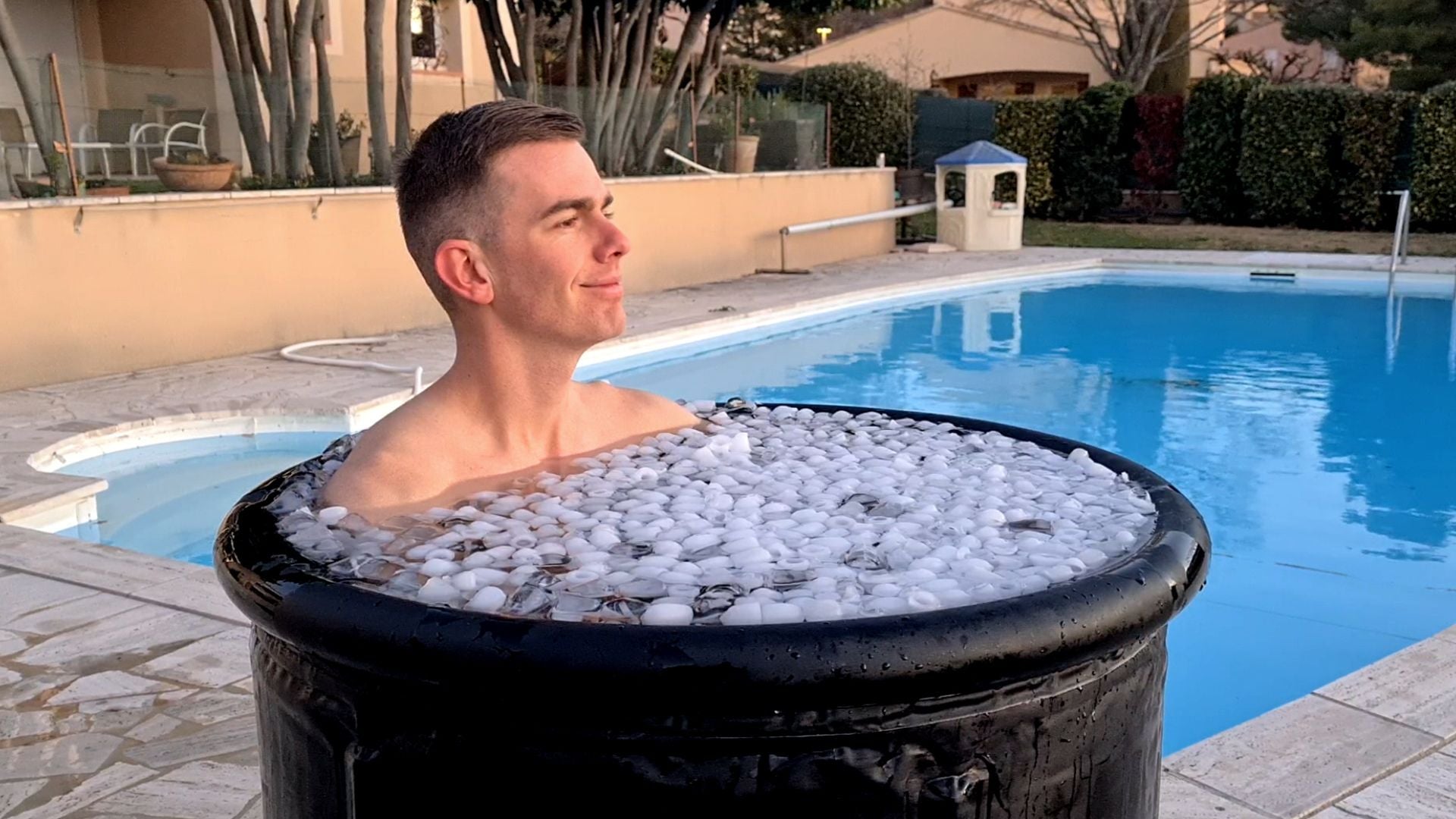 Charger la vidéo : Prendre un bain à 3°C dans un bain froid louce