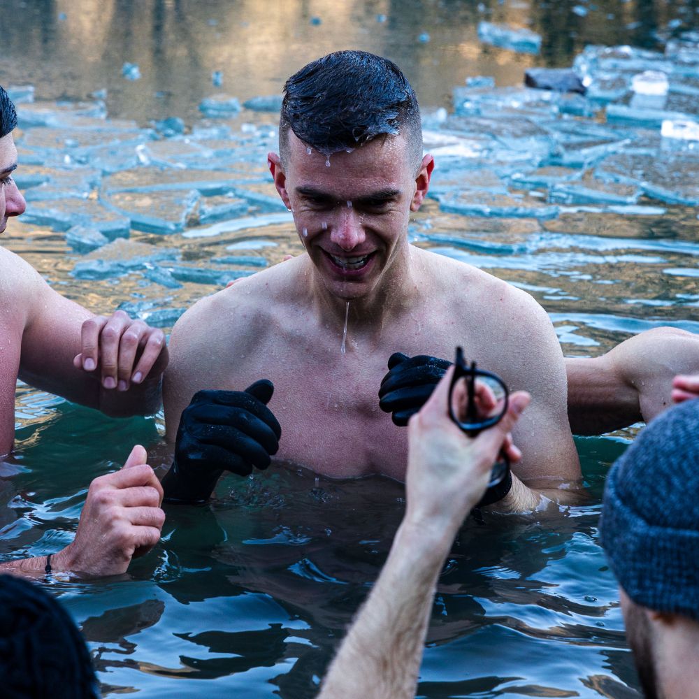 un instructeur qui fait un bain froid lors d'un séminaire d'entreprise
