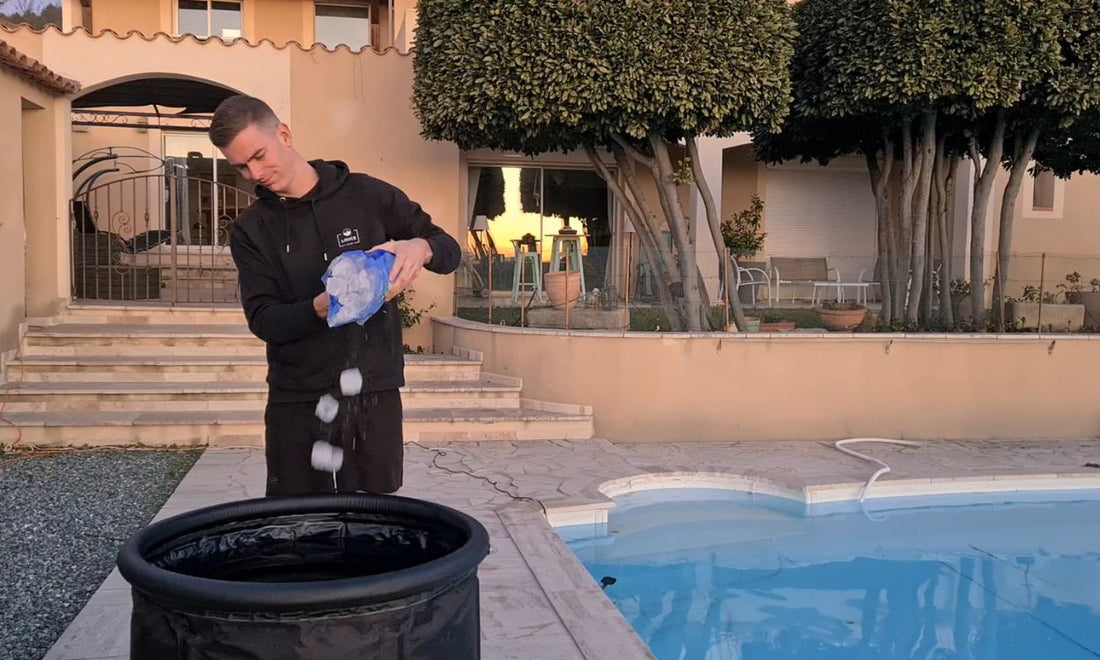 un homme qui prend un bain froid à la maison dans un réfrigérateur