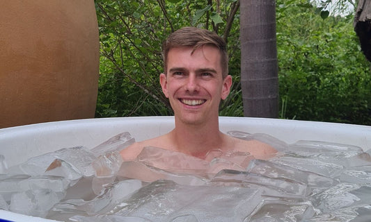 un homme qui démarre la pratique de la méthode wim hof