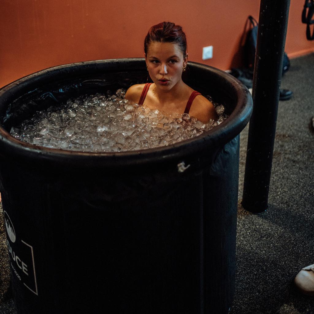 un bain de glace avec glaçons