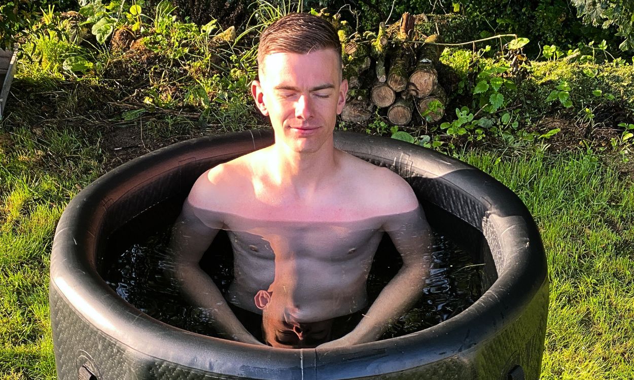 un homme dans le bain de glace d'une box de crossfit