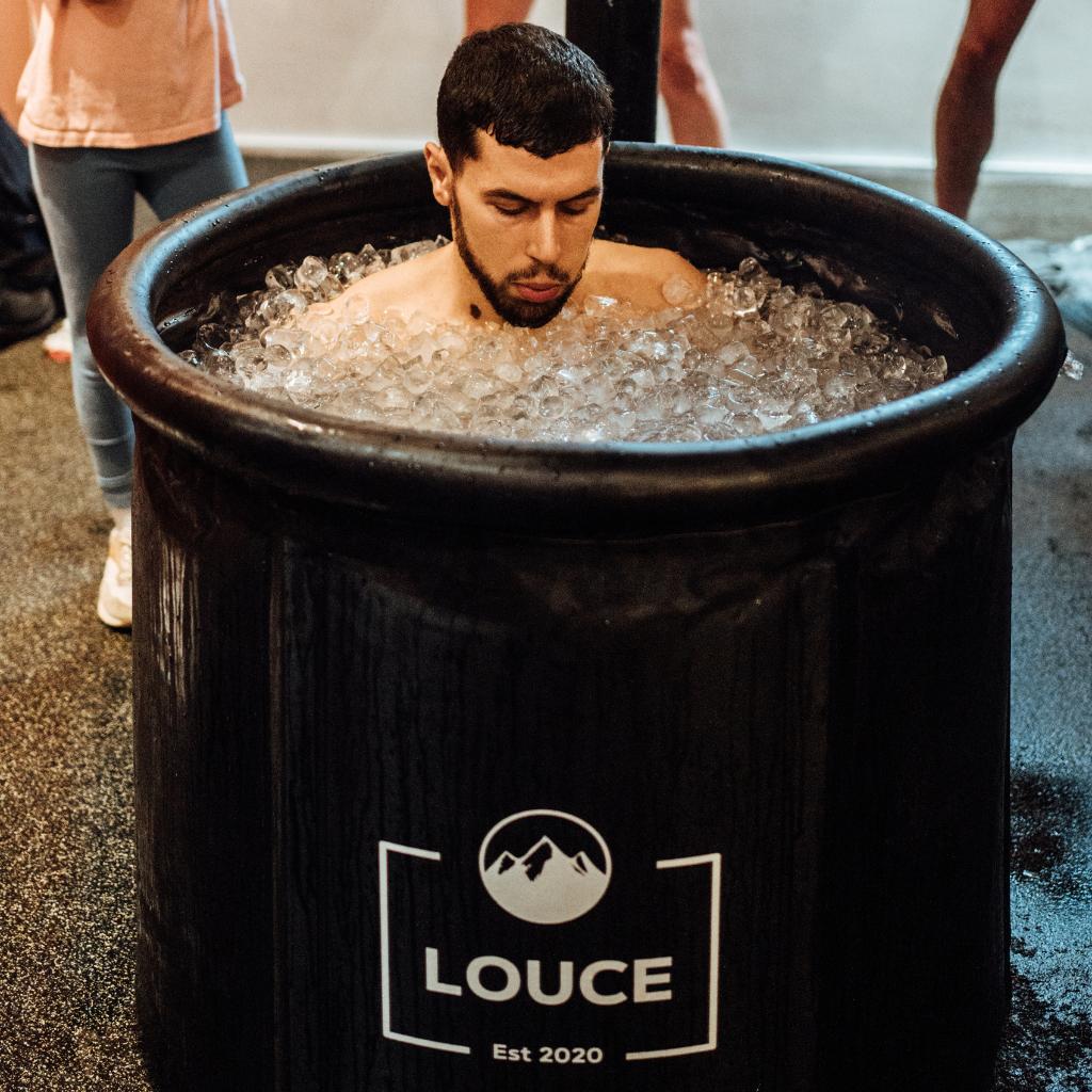 bain de glace et une machine à glaçon