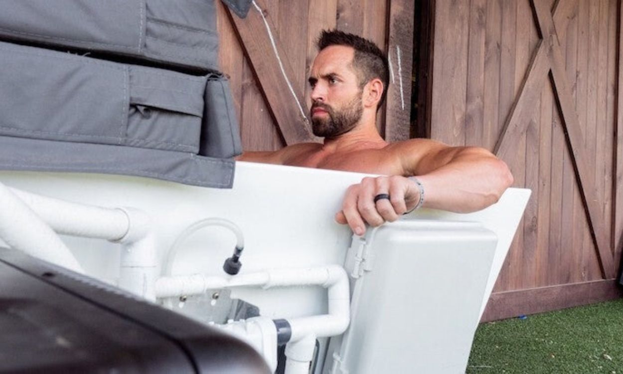 un crossfiteur dans un bain froid