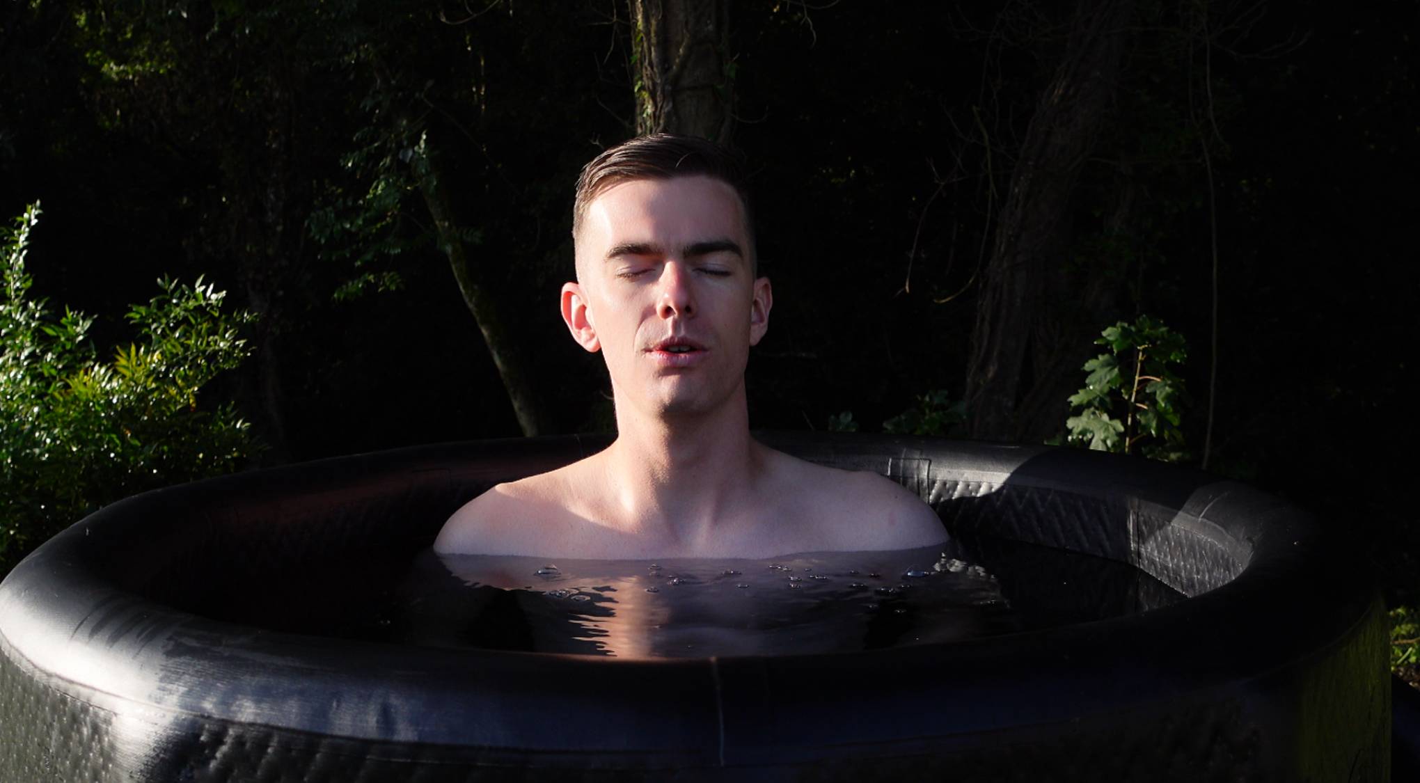 Charger la vidéo : un homme qui loue un bain froid