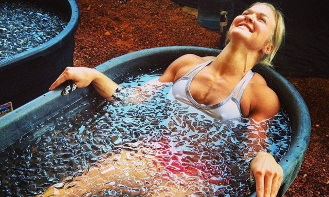 une femme qui fait du crossfit dans un bain froid