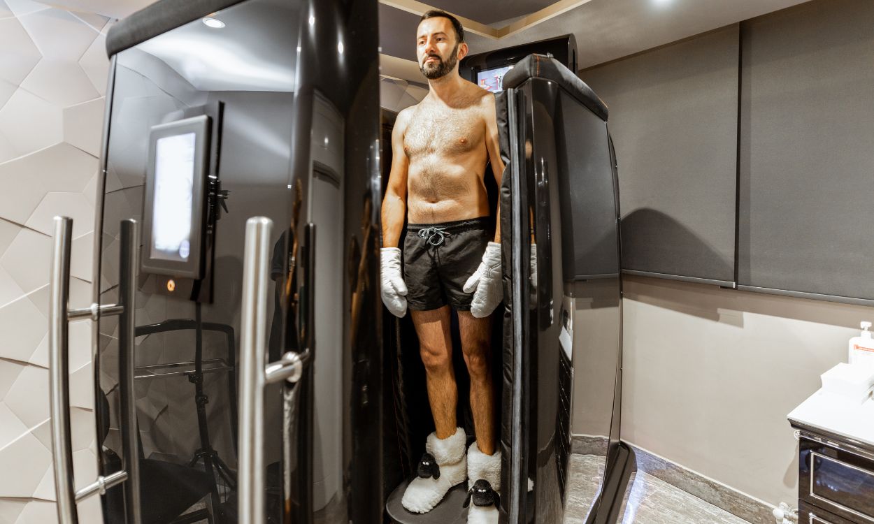 une crossfiteuse qui prend un bain froid dans sa salle de crossfit