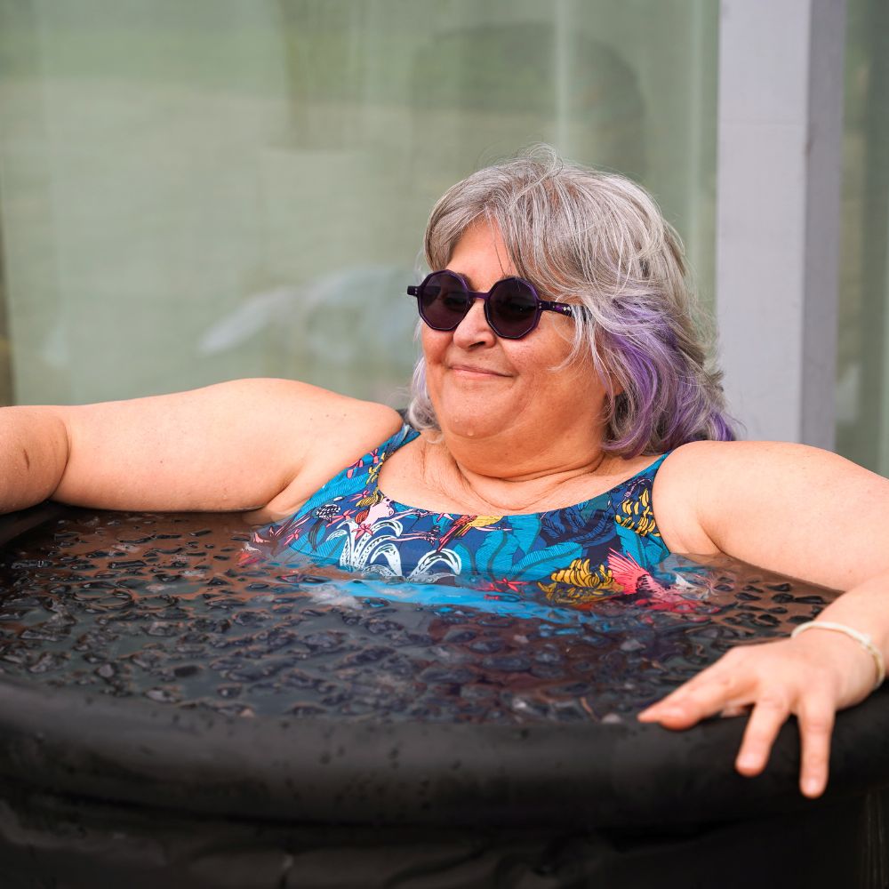 femme souriante dans bain de glace