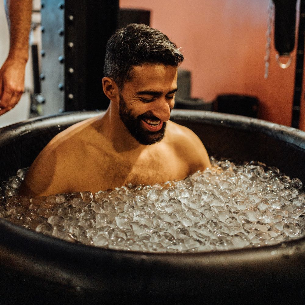 homme dans bain de glace pendant un atelier