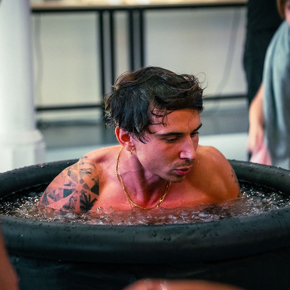 homme musclé dans un bain de glace
