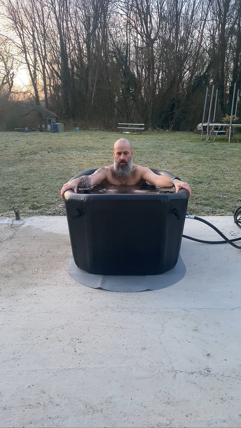homme qui prend un bain froid dans un lhotse