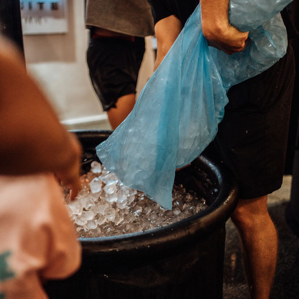Remplissage de glace dans le bain froid
