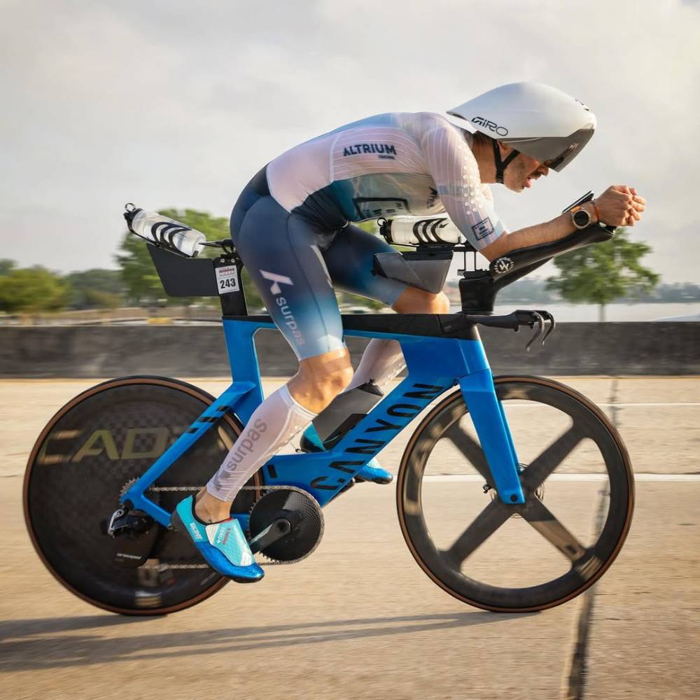 Cycliste pendant un triathlon